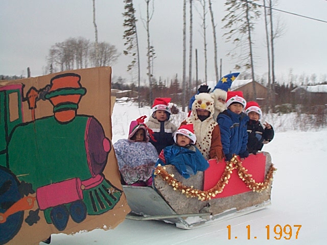 Train faces wrong way while pulling sled full of Kindergartens